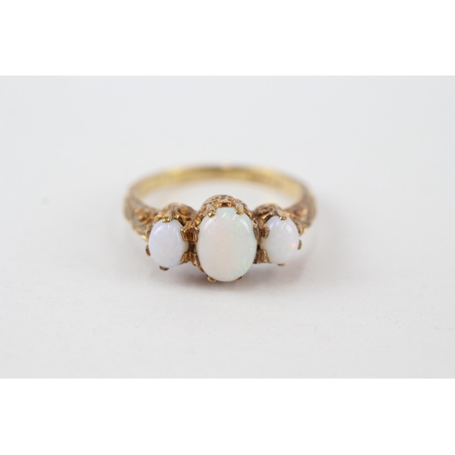 206 - 9ct gold vintage opal three stone ring (2.8g) Size  O