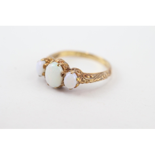 206 - 9ct gold vintage opal three stone ring (2.8g) Size  O