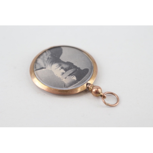 212 - 9ct gold antique double sided photo locket pendant (3.7g)