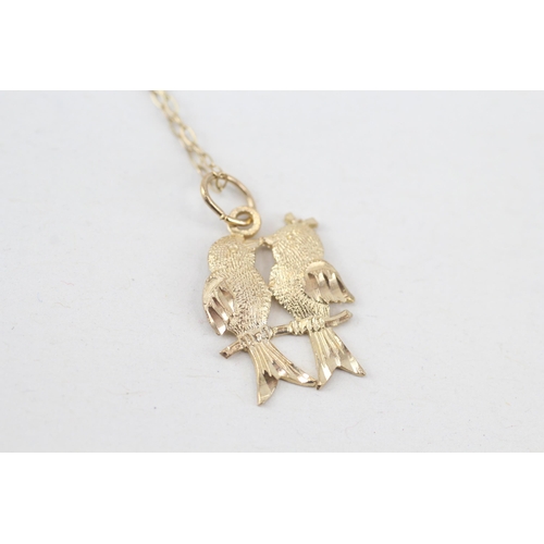 214 - 9ct gold 'love birds' pendant necklace (1.1g)