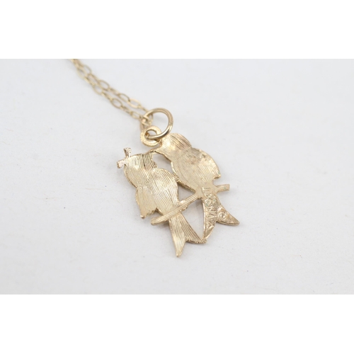 214 - 9ct gold 'love birds' pendant necklace (1.1g)