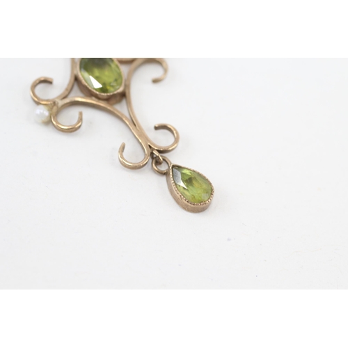 240 - 9ct gold vintage peridot & seed pearl drop pendant (1.7g)