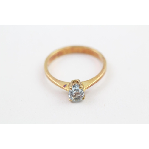 25 - 9ct gold pear cut blue topaz solitaire ring, claw set (2.2g) Size  R