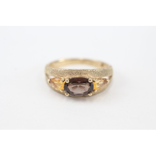 251 - 9ct gold smoky quartz & citrine three stone ring with glittery finish split shank (3.2g) Size  S