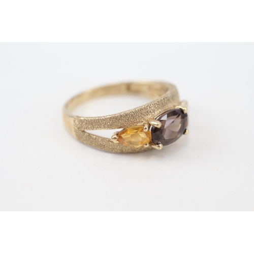 251 - 9ct gold smoky quartz & citrine three stone ring with glittery finish split shank (3.2g) Size  S