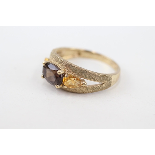 251 - 9ct gold smoky quartz & citrine three stone ring with glittery finish split shank (3.2g) Size  S