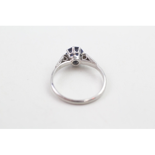 281 - Platinum and sapphire ring (2.9g) Size  L 1/2