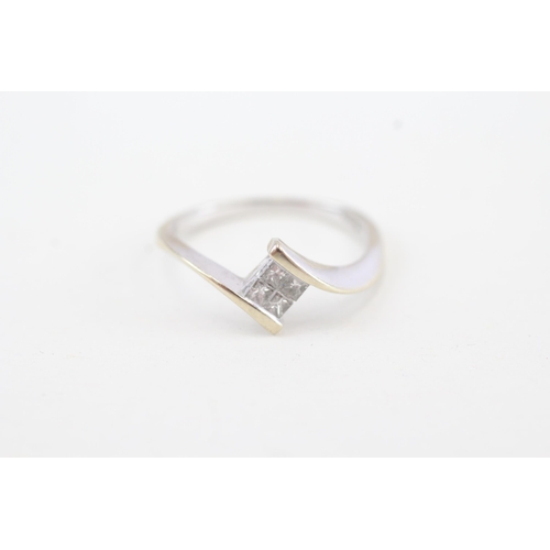 299 - 18ct gold diamond dress ring (2.5g) Size  M