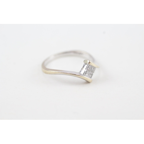 299 - 18ct gold diamond dress ring (2.5g) Size  M