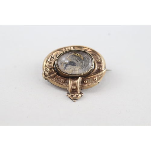 301 - 9ct gold antique mourning buckle brooch with hair work (2.5g)