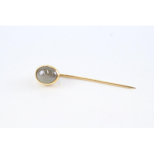 31 - 9ct gold cat's eye gemstone tie pin, bezel set (1.4g)