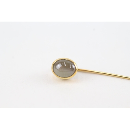 31 - 9ct gold cat's eye gemstone tie pin, bezel set (1.4g)