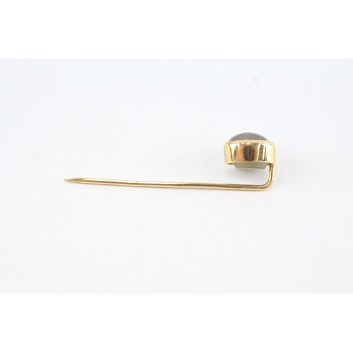 31 - 9ct gold cat's eye gemstone tie pin, bezel set (1.4g)