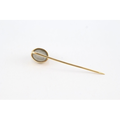 31 - 9ct gold cat's eye gemstone tie pin, bezel set (1.4g)