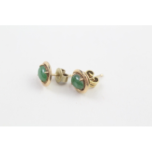 32 - 14ct gold jade stud earrings with scroll backs (1.4g)