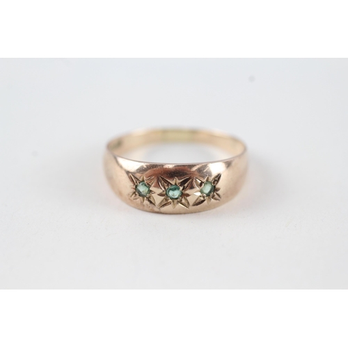 46 - 9ct gold vintage star set emerald trilogy ring (2.1g) Size  R