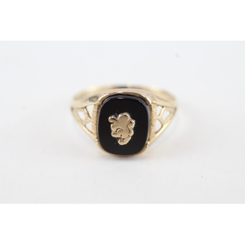 50 - 9ct gold rampant lion black onyx signet ring (2.4g) Size  T