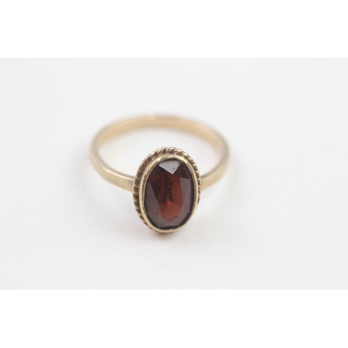 71 - 9ct gold vintage garnet ring, bezel set (3g) Size  N