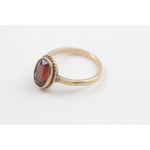 71 - 9ct gold vintage garnet ring, bezel set (3g) Size  N