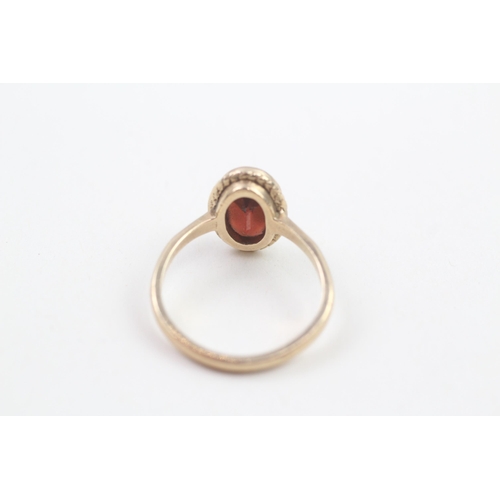 71 - 9ct gold vintage garnet ring, bezel set (3g) Size  N