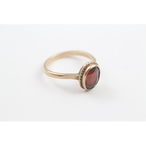 71 - 9ct gold vintage garnet ring, bezel set (3g) Size  N