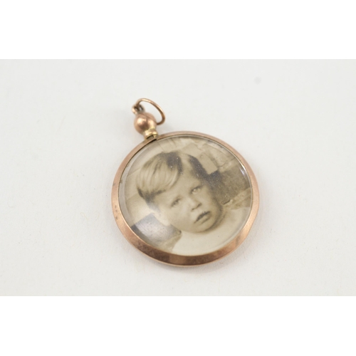 74 - 9ct gold antique locket with original photographs (3.9g)