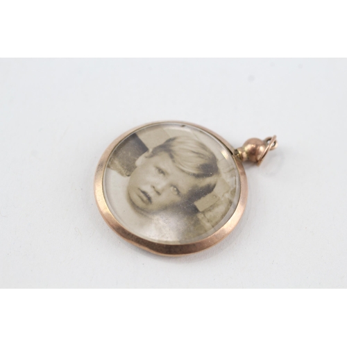 74 - 9ct gold antique locket with original photographs (3.9g)