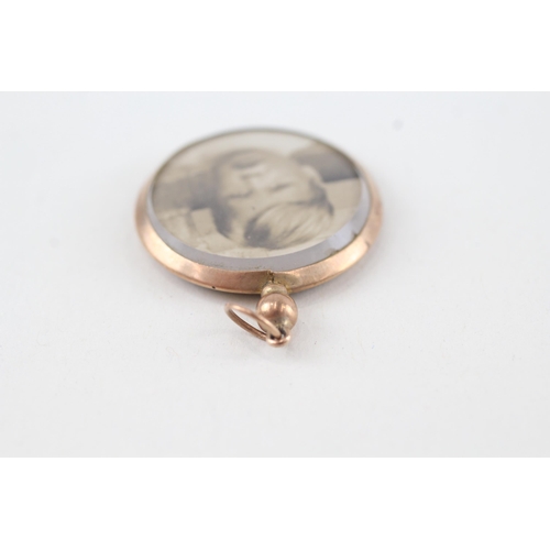 74 - 9ct gold antique locket with original photographs (3.9g)