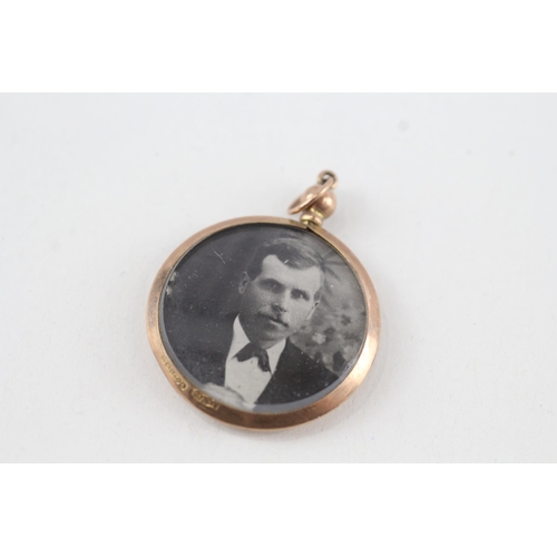 74 - 9ct gold antique locket with original photographs (3.9g)