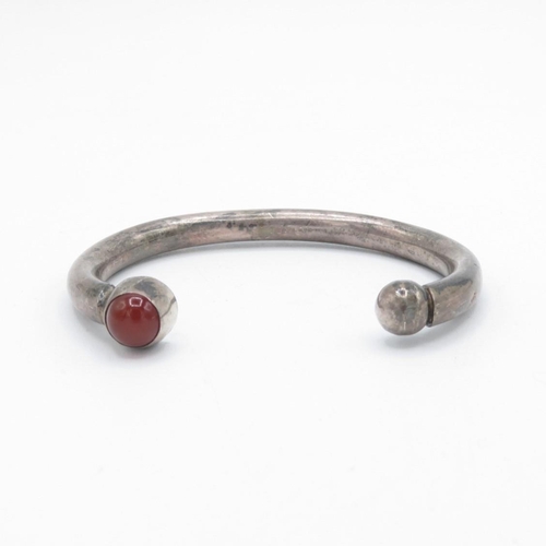 409 - Silver and agate torque bracelet (22.8g)