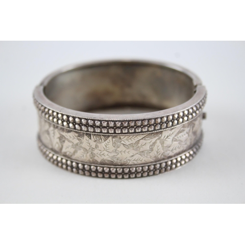 323 - Silver antique bangle with ivy leaf design (33g)