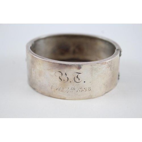 323 - Silver antique bangle with ivy leaf design (33g)