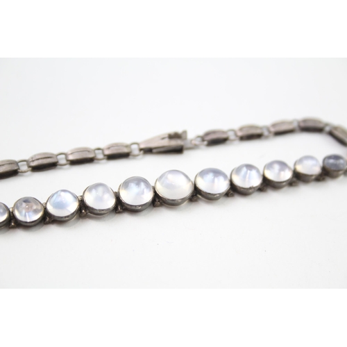 330 - Silver antique graduated Moonstone bracelet (7g)