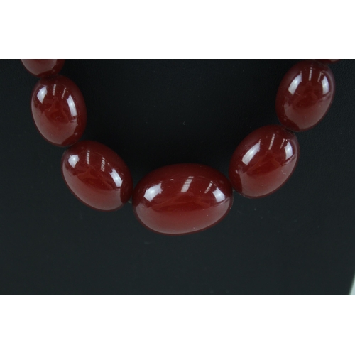 333 - Cherry Bakelite graduated necklace (58g)