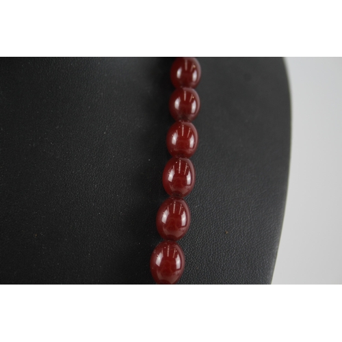 333 - Cherry Bakelite graduated necklace (58g)