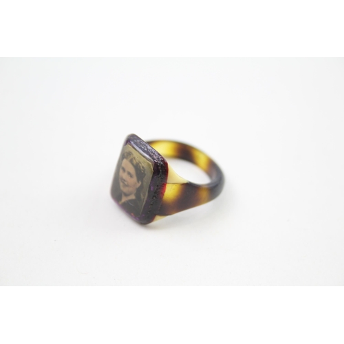 345 - Antique tortoise shell photo ring (2g)