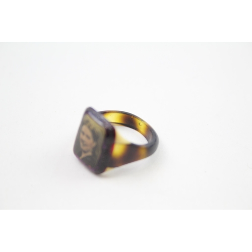 345 - Antique tortoise shell photo ring (2g)