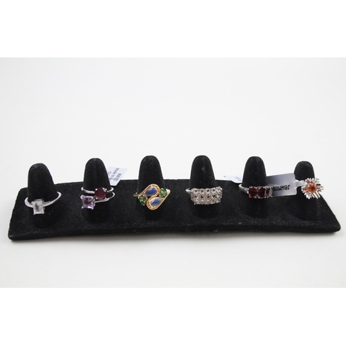 366 - A collection of silver gemstone rings including Garnet (20g)