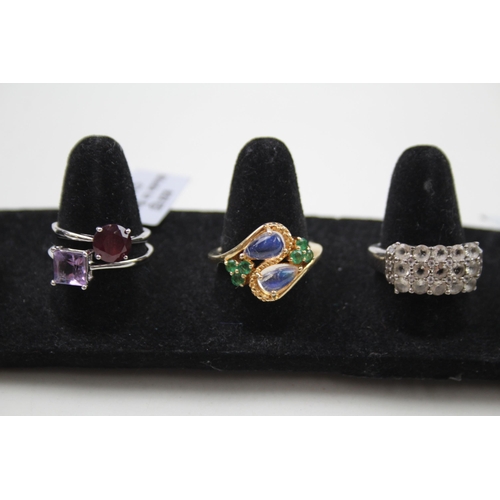 366 - A collection of silver gemstone rings including Garnet (20g)