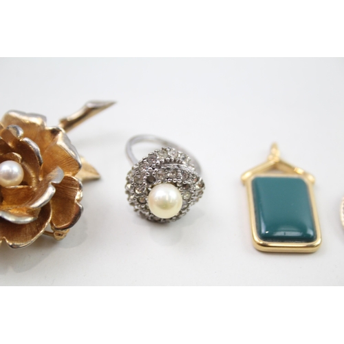 377 - A collection of designer jewellery including Nina Ricci and Boucher (48g)