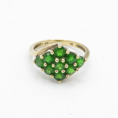 11 - 9ct gold diopside cluster ring, claw set (2.2g) Size  K