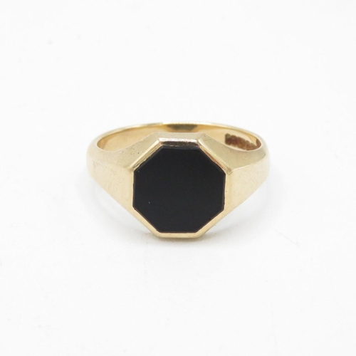 16 - 9ct gold hexagon cut black onyx dress ring (5.6g) Size  U