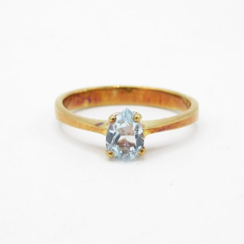 25 - 9ct gold pear cut blue topaz solitaire ring, claw set (2.2g) Size  R