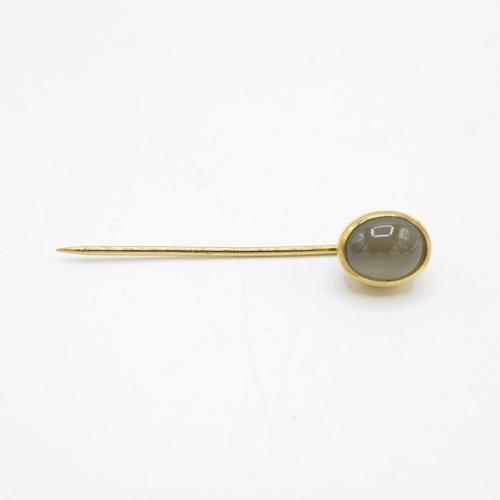 31 - 9ct gold cat's eye gemstone tie pin, bezel set (1.4g)