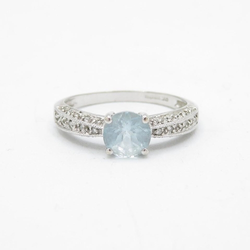 5 - 9ct gold aquamarine & diamond three stone ring (3g) Size  V