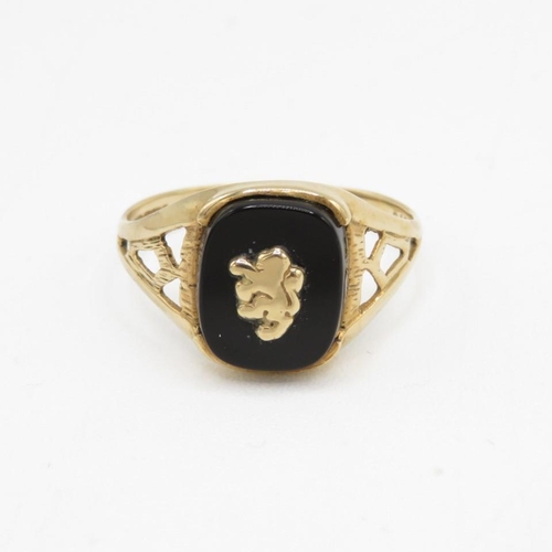 50 - 9ct gold rampant lion black onyx signet ring (2.4g) Size  T