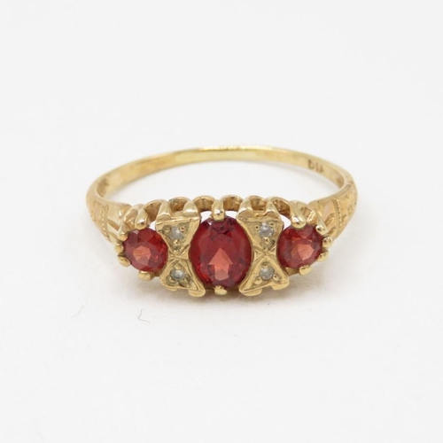 56 - 9ct gold vintage garnet & diamond ring (1.5g) Size  N