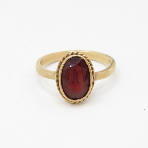 71 - 9ct gold vintage garnet ring, bezel set (3g) Size  N