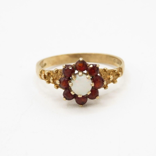 88 - 9ct gold vintage garnet & opal cluster ring with patterned shoulders (2.1g) Size  P