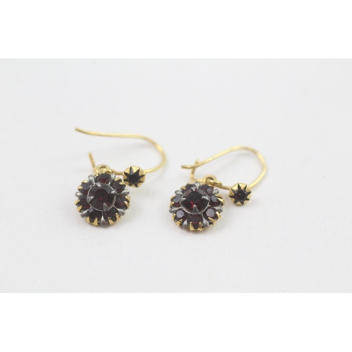 109 - 9ct gold vintage garnet paste cluster drop earrings 1g